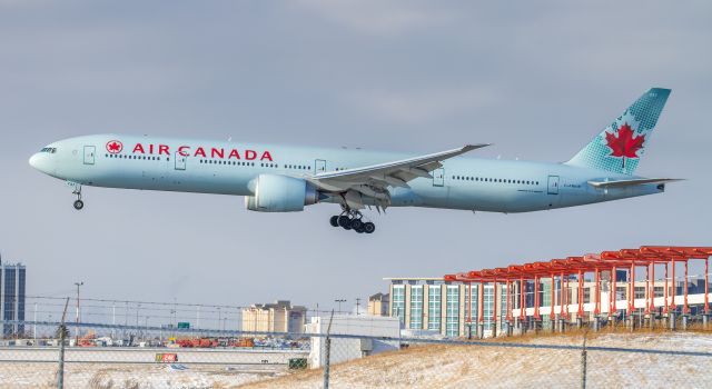 BOEING 777-300 (C-FNNW)