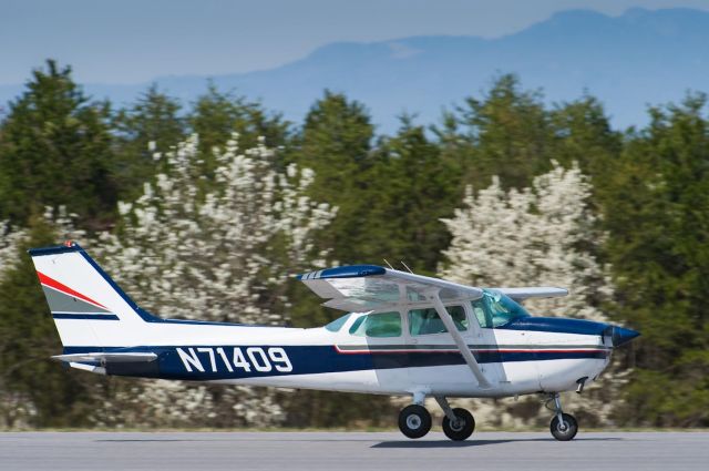 Cessna Skyhawk (N71409) - Arriving on Rwy 6 with a clear view of the Grandfather Mountain. 27.Mar.10