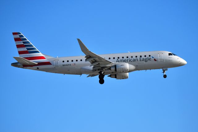 Embraer 175 (N442YX)