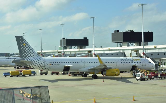 Airbus A321 (EC-MHS) -  Vueling Airbus A321-231(WL) EC-MHS in Amsterdam 