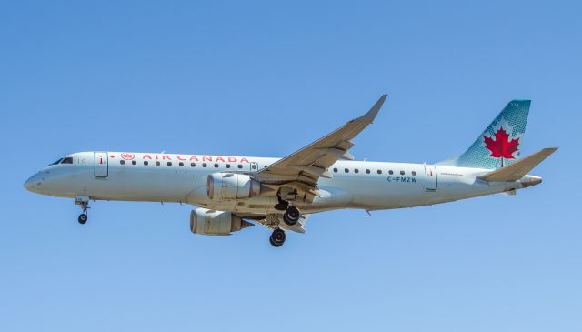 Embraer ERJ-190 (C-FMZW)