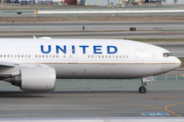 Boeing 777-200 (N768UA)