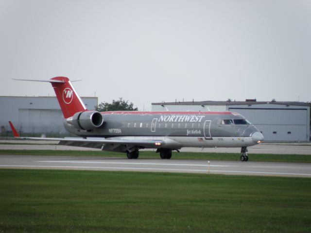 Canadair Regional Jet CRJ-200 (N8709A)