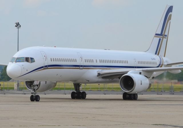 Boeing 757-200 (SX-RFA)