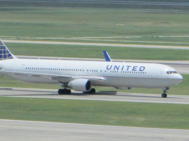 BOEING 767-300 (N675UA)