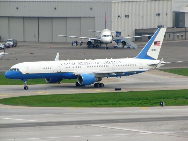 Boeing 757-200 (N80002)