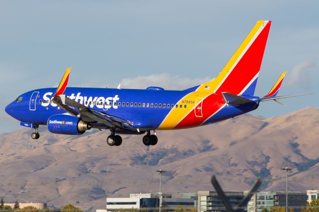 Boeing 737-700 (N7886A)