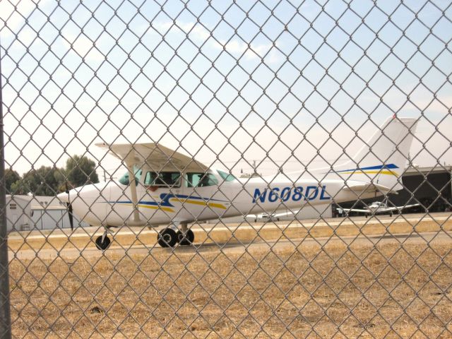 Cessna Skyhawk (N608DL) - TAXIING TO RWY 24