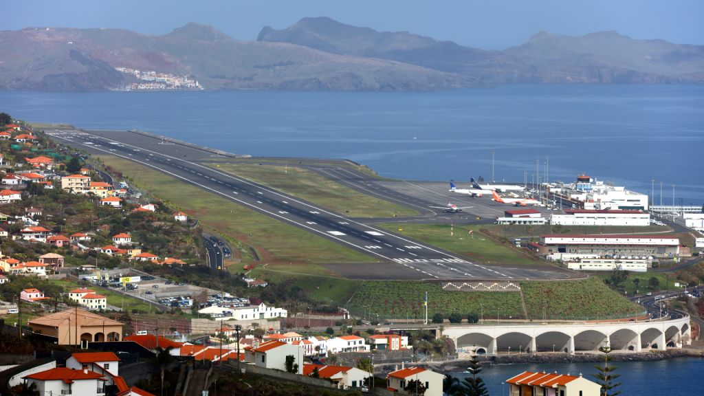 Airbus A320 (OE-INE) - Airport overview. From Gaula hill.29 février 2020. No Covid 19 here...