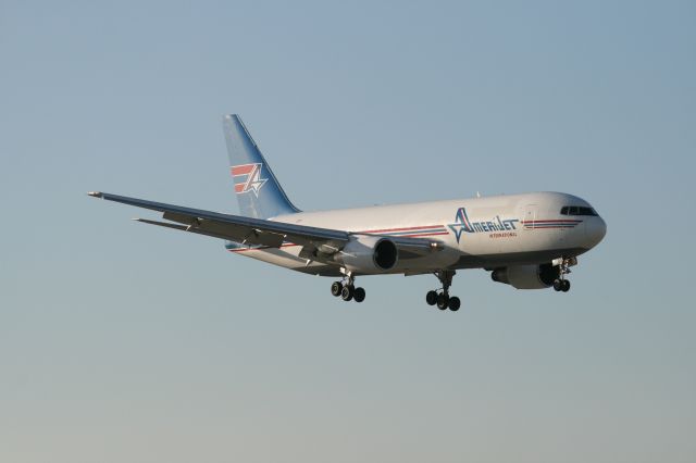 BOEING 767-200 (N741AX)