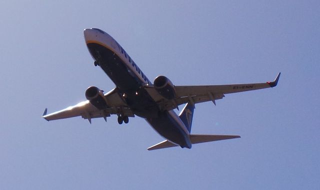 Boeing 737-700 (EI-EMN) - EI-EMN Ryanair Boeing 737-8AS Landing Fuerteventura