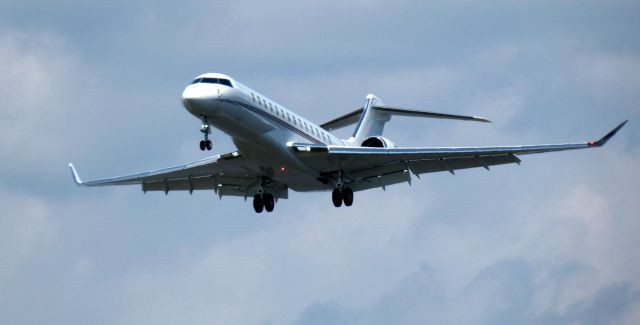 BOMBARDIER BD-700 Global 7500 (N176QS) - On short final is this 2021 Bombardier Global 7500 in the Summer of 2023.