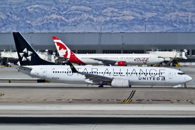 Boeing 737-800 (N76516) - N76516 United Airlines 2008 Boeing 737-824 (cn 37096/2718) Star Alliance - C-GHPE Air Canada Rouge 2003 Boeing 767-33A(ER) - cn 33423 / ln 897br /br /Las Vegas - McCarran International (LAS / KLAS)br /USA - Nevada, February 27, 2014br /Photo: Tomás Del Coro