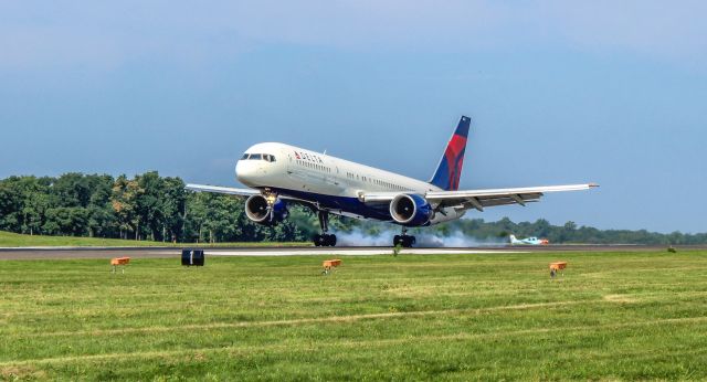 Boeing 757-200 (N662DN) - Sports charter arriving