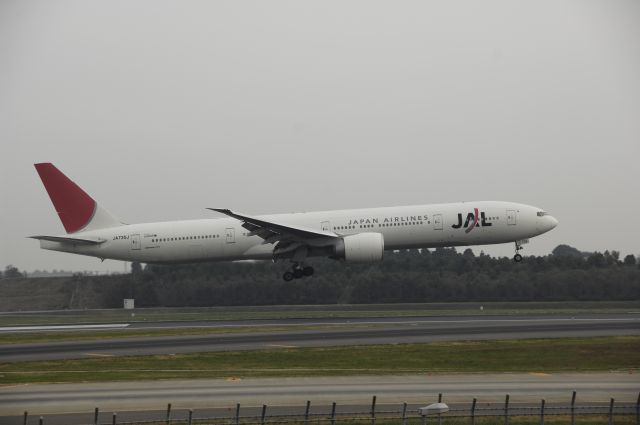 BOEING 777-300 (JA735J) - Landing at NRT Airport Runway 16L on 2011/11/3