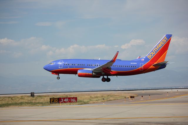 Boeing 737-700 (N451WN) - Landing on 16L