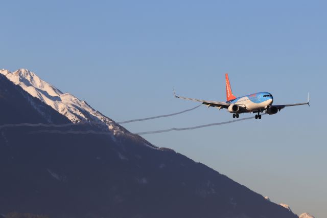 Boeing 737-800 (G-TAWB)