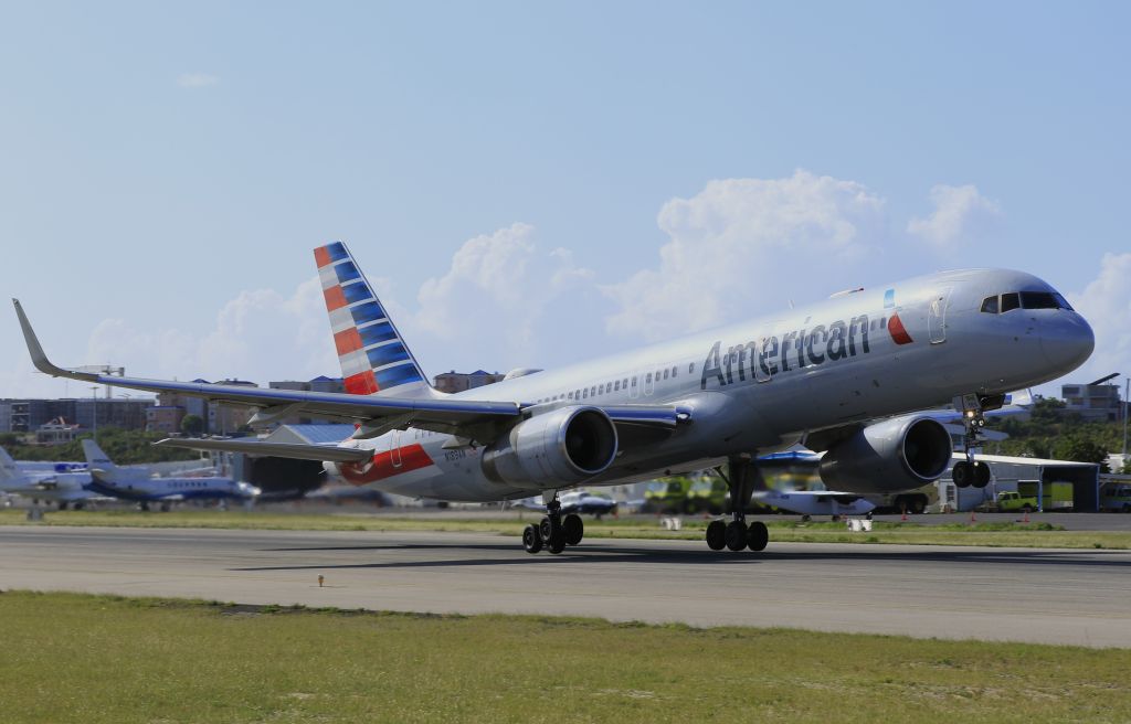 Boeing 757-200 (N189AN)