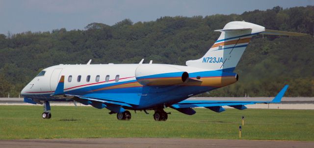 Bombardier Challenger 300 (N723JA) - taxiing out OXC