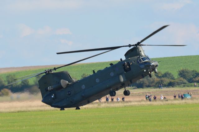 — — - RAF Chinook, reversing back to landing point after rolling forward – at the same angle of attack – for about 100 metres. Duxford Air Show 20 September 2015. 