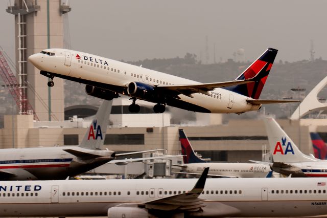 Boeing 737-800 (N394DA)