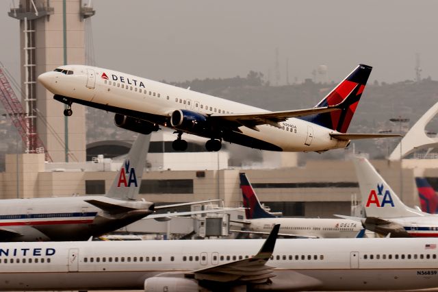 Boeing 737-800 (N394DA)