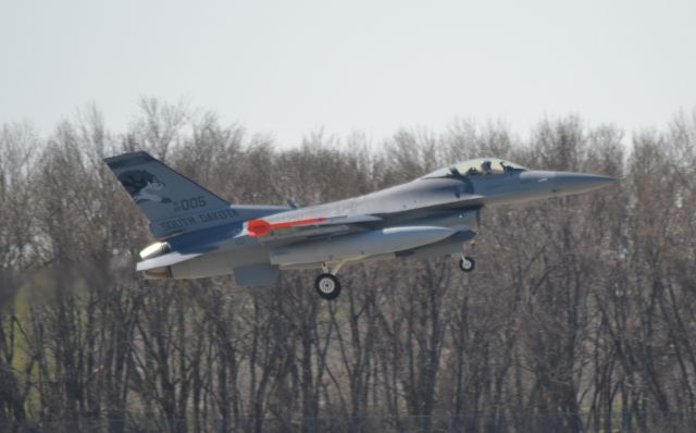 Lockheed F-16 Fighting Falcon (N89005) - SD ANG 005 on final to KFSD