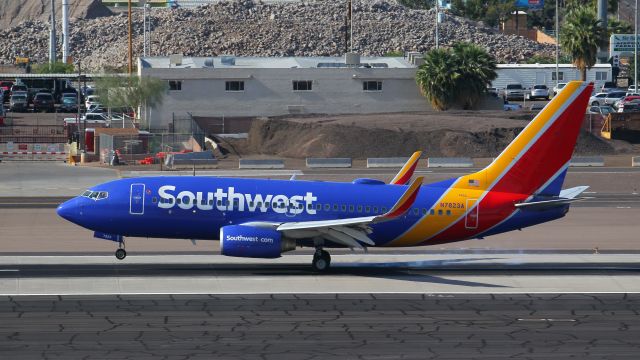 Boeing 737-700 (N7823A)