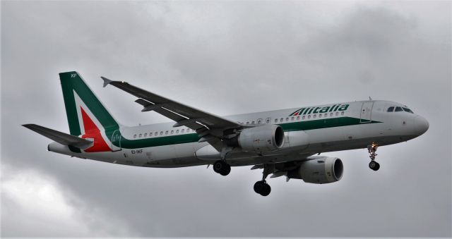 Airbus A320 (EI-IKF) - Landing on 27L