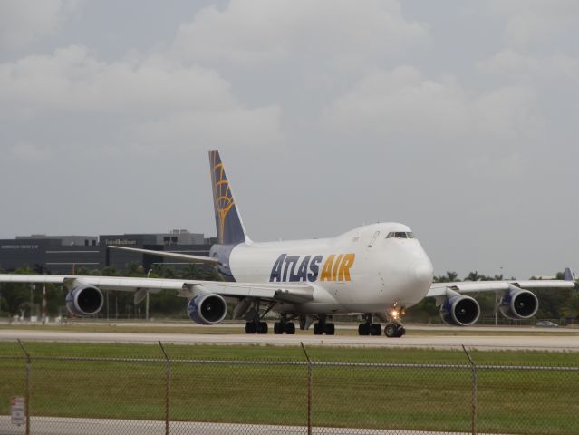 Boeing 747-400 (N415MC)