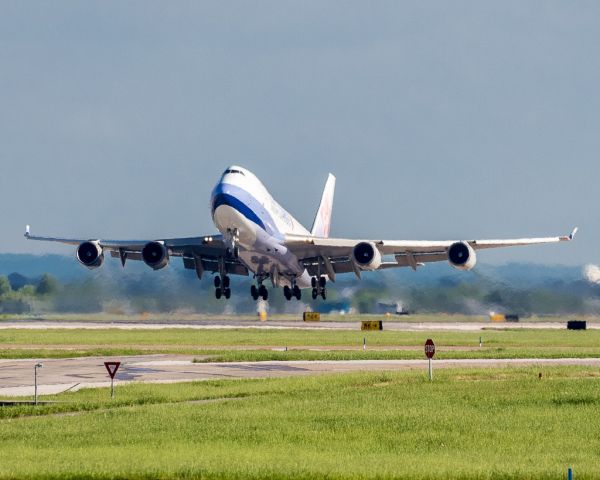 Boeing 747-400 (B-18725) - Blasting off to the north from DFW from the west runway complex.