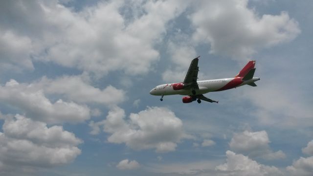 Airbus A320 (N451AV)