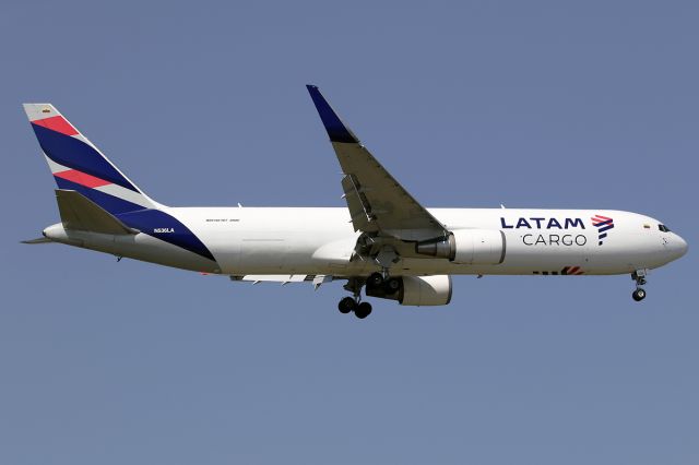 BOEING 777-200LR (N536LA)