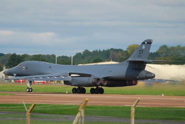 AF86124 — - A B1B RETURNING TO FAIRFORD