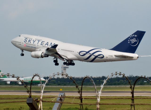 Boeing 747-400 (B-18206)