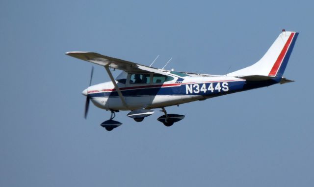 Piper Cherokee (N3444S) - On final is this 1964 Cessna 182G Skylane in the Autumn of 2019.