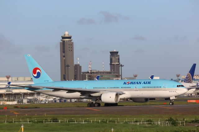 Boeing 777-200 (HL7764)