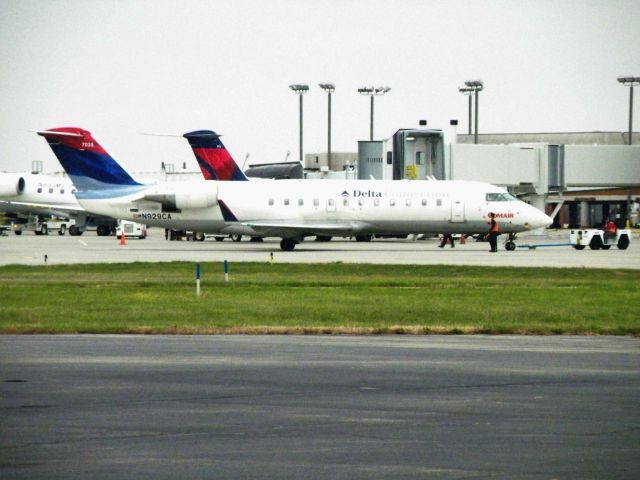 Canadair Regional Jet CRJ-100 (N929CA) - Ground crew pushes ComAir 9753 (N929CA) bound for Hartsfield-Jackson Intl (KATL)from Blue Grass Airport (KLEX)...