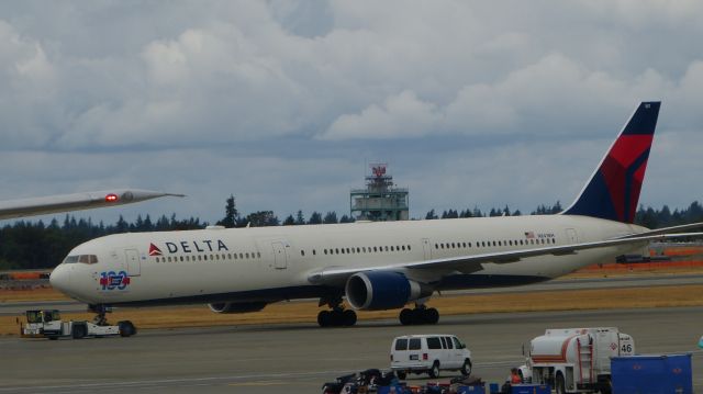 BOEING 767-400 (N841MH) - Del to DAL in 2001