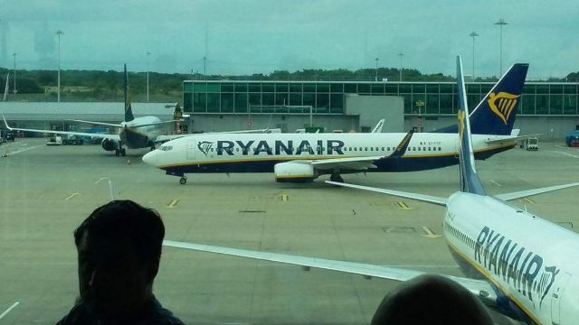 Boeing 737-800 (EI-FIP) - Here is EI-FIP taxing out to the active RWY which on this occasion was the northerly RWY 22