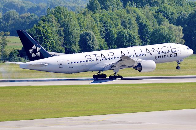 Boeing 777-200 (N794UA)