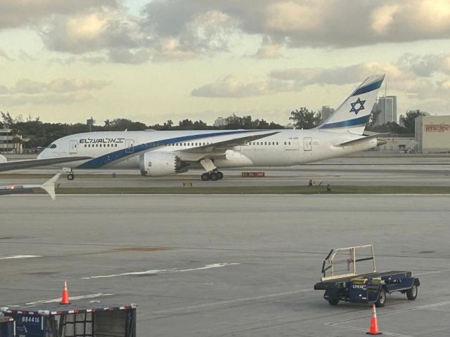 Boeing 787-8 (4X-ERC) - Just arrived after a 13 hour flight from TLV
