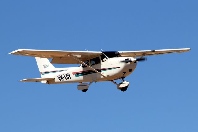 Cessna Skyhawk (VH-LCY) - CESSNA 172R SKYHAWK - REG VH-LCY (CN 172-81113 ) - PARAFIELD ADELAIDE SA. AUSTRALIA -YPPF (11/11/2014)CANON 550D AND 300MM FIXED LENSE.