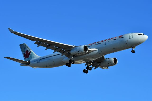 Airbus A330-300 (C-GHKR) - Air Canada Airbus A330-343 arriving at YYC on Dec 22.