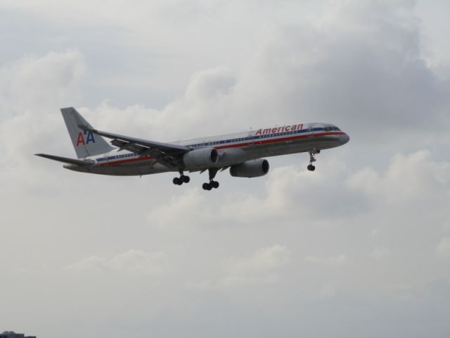 Boeing 757-200 (N613AA)