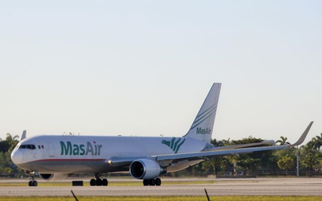 BOEING 767-300 (N420LA)