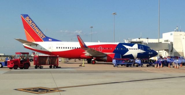 BOEING 737-300 (N352SW) - One of the best looking planes out there!