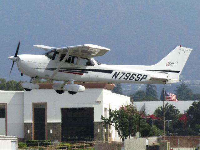 Cessna Skyhawk (N796SP) - Taking off from RWY 26L