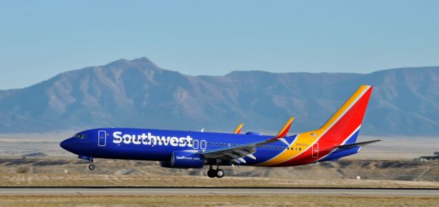 Boeing 737-800 (N8695D)