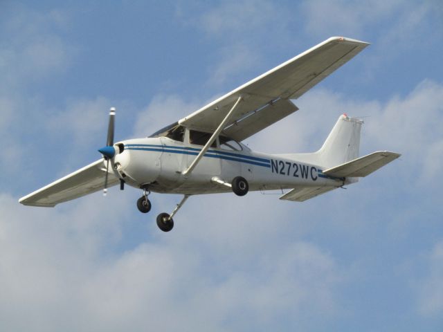 Cessna Skyhawk (N272WC) - Landing RWY 24